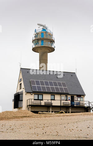 Station de sauvetage de la RNLI Calshot avec le NCI Tower Lookout Gare derrière elle sur Calshot Spit en février 2018, England, UK, Calshot Banque D'Images