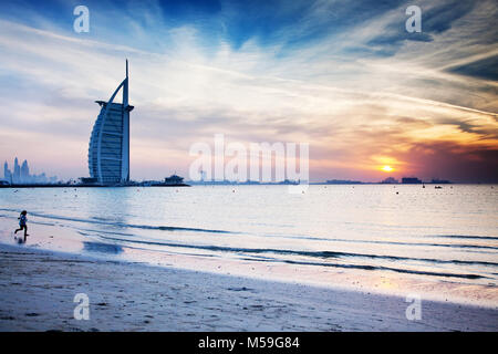 Dubaï, Émirats arabes unis - FÉVRIER 2018:Le premier hôtel de luxe 7 étoiles Burj Al Arab, au coucher du soleil vu de la plage publique de Jumeirah à Dubai, Emirats Arabes Em Banque D'Images