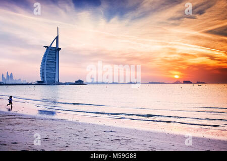 Dubaï, Émirats arabes unis - FÉVRIER 2018:Le premier hôtel de luxe 7 étoiles Burj Al Arab, au coucher du soleil vu de la plage publique de Jumeirah à Dubai, Emirats Arabes Em Banque D'Images