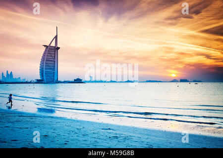 Dubaï, Émirats arabes unis - FÉVRIER 2018:Le premier hôtel de luxe 7 étoiles Burj Al Arab, au coucher du soleil vu de la plage publique de Jumeirah à Dubai, Emirats Arabes Em Banque D'Images