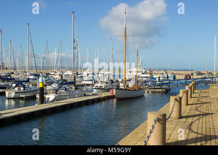 Yachts et bateaux à moteur sur leurs amarres dans le port de plaisance moderne dans le comté de Down en Irlande du Nord sur l'après-midi à la fin de l'hiver Banque D'Images