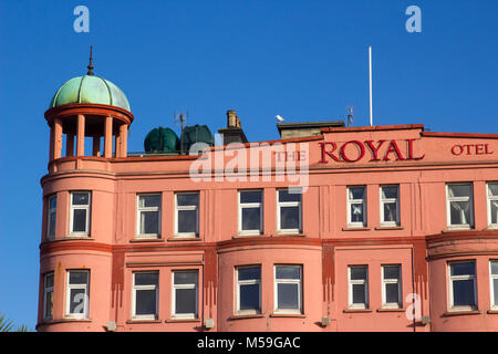 La façade avant du dôme de cuivre et tour de l'Hôtel Royal à l'abandon à Bangor comté de Down en Irlande du Nord. Banque D'Images