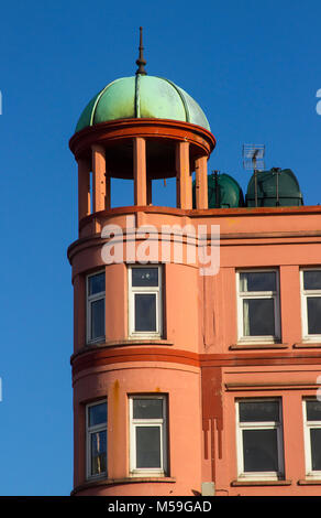 La façade avant du dôme de cuivre et tour de l'Hôtel Royal à l'abandon à Bangor comté de Down en Irlande du Nord. Banque D'Images