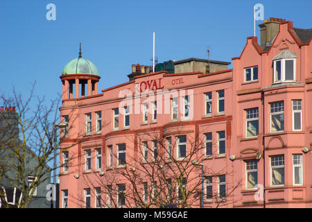 La façade avant du dôme de cuivre et tour de l'Hôtel Royal à l'abandon à Bangor comté de Down en Irlande du Nord. Banque D'Images