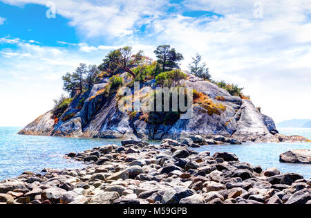 Les roches exposées sur la marée basse mènent à l'Îlot Whyte populaires sur l'île du parc Whytecliff à Whytecliffe Park Beach à Vancouver Canada près de Horseshoe Bay Banque D'Images