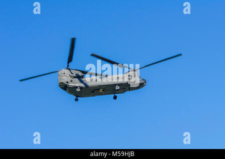 Boeing CH-47 Chinook assiting avec sauvetage en montagne. Mt Hood, Oregon Banque D'Images