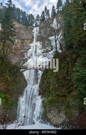 Chutes de Multnomah en hiver montrant la glace et de cascades de glace. Columbia River Gorge, Oregon Banque D'Images