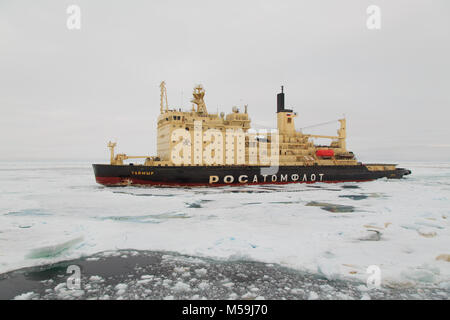 Khatanga, Krasnoyarskiy region, Russie - Règlement Khatanga, Juillet 18, 2017 : briser la glace Tajmyr dans polar ice. Banque D'Images