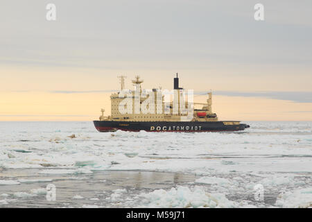 Khatanga, Krasnoyarskiy region, Russie - Règlement Khatanga, Juillet 18, 2017 : briser la glace Tajmyr dans polar ice. Banque D'Images