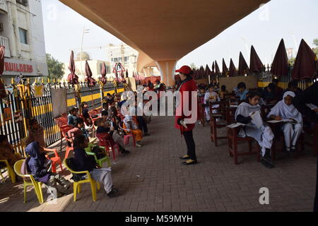 Karachi, Sindh, au Pakistan. Feb 14, 2018. À partir de la 1ère à la 5e année classes établies dans la Karachi Sentier École offrant une formation gratuite à des milliers d'enfants des rues.Le Pakistan est un pays où le taux d'éducation aux familles pauvres de l'Asie. Résident Local Syeda Anfas établi trois sentier école dans la ville de Karachi pour fournir des services de formation pour plus de 5000 enfants de la rue gratuitement. L'une des écoles est situé à le passage sous pont de la Karachi près du célèbre Abdullah Shah Ghazi de culte. Credit : Mohammad Zubair Khan/SOPA/ZUMA/Alamy Fil Live News Banque D'Images