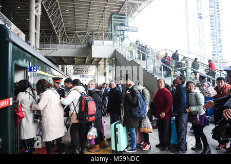 Guiyang, dans la province du Guizhou en Chine. Feb 21, 2018. File d'attente des passagers à bord du train et à la gare de Guiyang à Guiyang, capitale de la province du Guizhou en Chine du sud-ouest, le 21 février 2018. Le nombre de passagers devrait croître le mercredi, le dernier jour de semaine de vacances du Nouvel An lunaire chinois. Credit : Tao Liang/Xinhua/Alamy Live News Banque D'Images