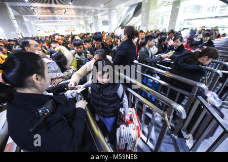 Guiyang, dans la province du Guizhou en Chine. Feb 21, 2018. Les passagers entre Guiyang Railway Station à Guiyang, capitale de la province du Guizhou en Chine du sud-ouest, le 21 février 2018. Le nombre de passagers devrait croître le mercredi, le dernier jour de semaine de vacances du Nouvel An lunaire chinois. Credit : Tao Liang/Xinhua/Alamy Live News Banque D'Images