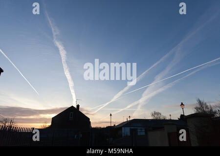 Rosgoill Road, Belfast Irlande du Nord 21 février 2018. Des traînées de vapeur britannique à partir d'aéronefs sur Crédit Belfast : Bonzo/Alamy Live News Banque D'Images