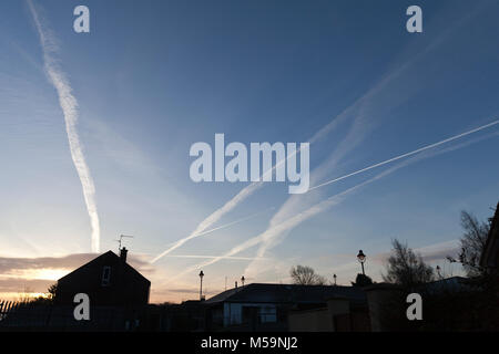 Rosgoill Road, Belfast Irlande du Nord 21 février 2018. Des traînées de vapeur britannique à partir d'aéronefs sur Crédit Belfast : Bonzo/Alamy Live News Banque D'Images