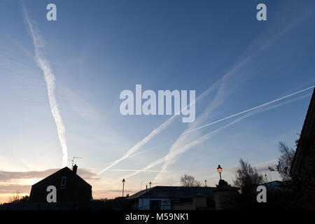 Rosgoill Road, Belfast Irlande du Nord 21 février 2018. Des traînées de vapeur britannique à partir d'aéronefs sur Crédit Belfast : Bonzo/Alamy Live News Banque D'Images