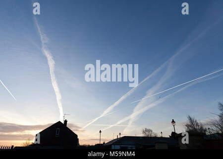 Rosgoill Road, Belfast Irlande du Nord 21 février 2018. Des traînées de vapeur britannique à partir d'aéronefs sur Crédit Belfast : Bonzo/Alamy Live News Banque D'Images