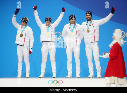 Pyeongchang, Corée du Sud. Feb 21, 2018. Marie Dorin Habert (de gauche à droite), Anais Bescond, Simon Desthieux et Martin Fourcade de France célèbrent leurs médailles d'or sur le podium lors de la cérémonie de remise des prix de l'événement de l'relais mixte biathlon des Jeux Olympiques d'hiver de 2018 à Pyeongchang, Corée du Sud, 21 février 2018. Crédit : Michael Kappeler/dpa/Alamy Live News Banque D'Images