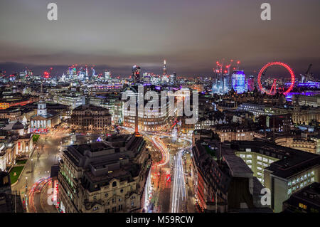 Londres, Royaume-Uni. Feb 20, 2018. UK Météo : ciel couvert moody gris sur Londres au crépuscule. Une longue exposition light trails autour de Trafalgar. Coup de maître de la Nouvelle-Zélande House Crédit : Stewart Marsden/Alamy Live News Banque D'Images