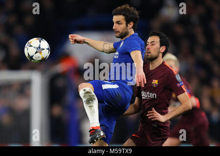 Londres, Royaume-Uni. 20 Février, 2018. De Cesc Fabregas Chelsea efface la balle de Sergio Busquets de Barcelone - Chelsea v Barcelone, Ligue des Champions, tour de 16, 1ère manche, Stamford Bridge, Londres - 20 février 2018. Crédit : Richard Calver/Alamy Live News Banque D'Images