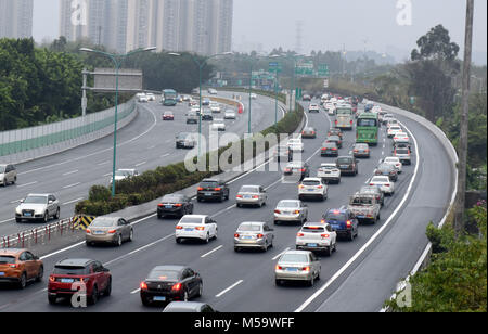 Guangzhou, la province chinoise du Guangdong. Feb 21, 2018. Voitures courir sur une autoroute à Guangzhou, province du Guangdong en Chine du sud, le 21 février 2018. Le dernier jour du Festival du printemps, la Chine accueille un sommet de voyage pour retourner au travail. Hanxin Crédit : Lu/Xinhua/Alamy Live News Banque D'Images