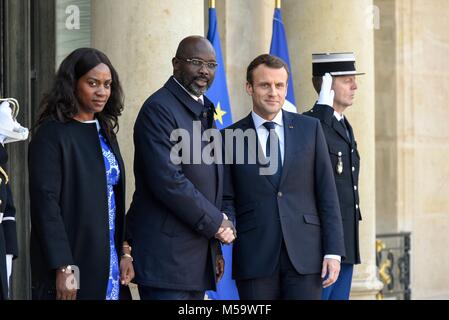 Paris. Feb 21, 2018. Le président français, Emmanuel Macron (R), serre la main avec le Président nouvellement élu se rendant sur Leberian George Weah au Palais de l'Élysée à Paris, France le 21 février 2018. Crédit : Chen Yichen/Xinhua/Alamy Live News Banque D'Images