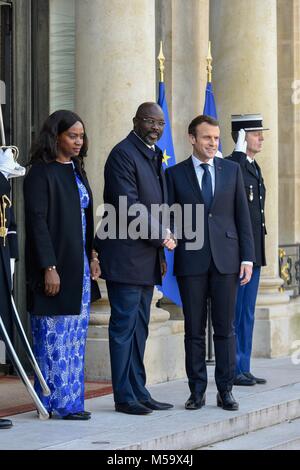 Paris. Feb 21, 2018. Le président français, Emmanuel Macron (R), serre la main avec le Président nouvellement élu se rendant sur Leberian George Weah au Palais de l'Élysée à Paris, France le 21 février 2018. Crédit : Chen Yichen/Xinhua/Alamy Live News Banque D'Images