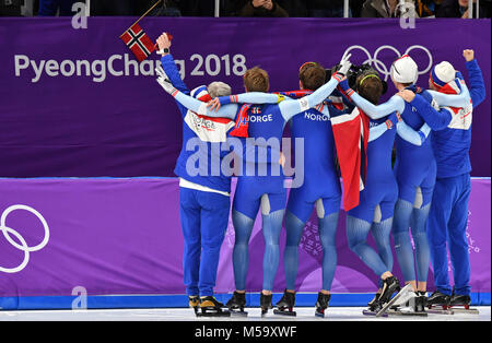 Gangneung, Corée du Sud. Feb 21, 2018. 21 février 2018, la Corée du Sud, Gangneung, des Jeux Olympiques d'hiver, les hommes de patinage de vitesse Poursuite par équipe, finale, la Norvège et la Corée du Sud, Gangneung ovale : l'équipe norvégienne célèbre remportant la médaille d'or. Crédit : Peter Kneffel/dpa/Alamy Live News Banque D'Images