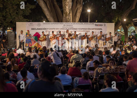 Oaxaca, Oaxaca, Mexique - 20 février 2018 - Les membres des communautés autochtones de tout l'état de Oaxaca a célébré le Día Internacional de la Lengua Materna, ou la Journée internationale des langues autochtones. La journée est dédiée à la protection des langues autochtones dans le monde. Un groupe a effectué la Canción Mixteca. Les Mixtèques sont l'un des plus grands groupes indigènes de Oaxaca. Crédit : Jim West/Alamy Live News Banque D'Images