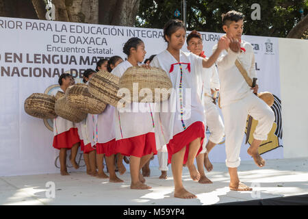 Oaxaca, Oaxaca, Mexique - 20 février 2018 - Les membres des communautés autochtones de tout l'état de Oaxaca a célébré le DÃ-a Internacional de la Lengua Materna, ou la Journée internationale des langues autochtones. La journée est dédiée à la protection des langues autochtones dans le monde. Un groupe a effectué la CanciÃ³n Mixteca. Les Mixtèques sont l'un des plus grands groupes indigènes de Oaxaca. Crédit : Jim West/Alamy Live News Banque D'Images