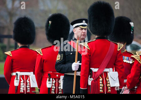 Windsor, Royaume-Uni. 21 Février, 2018. Le sergent-major de garnison WO1 Andrew Stokes effectue une inspection annuelle du 1er Bataillon Coldstream Guards, choisie pour ses troupes de couleur pour l'anniversaire de la Reine le 9 juin Parade. Les soldats sont testés sur des connaissances militaires, l'histoire, les valeurs et les normes et leurs uniformes, de présentation et d'exercice sont minutieusement examinée. Credit : Mark Kerrison/Alamy Live News Banque D'Images