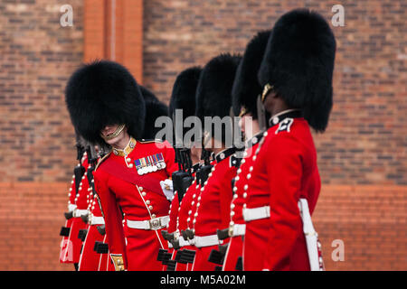 Windsor, Royaume-Uni. 21 Février, 2018. Un préposé inspecte le 1er Bataillon Coldstream Guards dans le cadre de l'Inspection générale majeure dans la préparation de la parade la couleur à l'anniversaire de la Reine le 9 juin Parade. Les soldats sont testés sur des connaissances militaires, l'histoire, les valeurs et les normes et leurs uniformes, de présentation et d'exercice sont minutieusement examinée. Credit : Mark Kerrison/Alamy Live News Banque D'Images