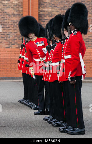 Windsor, Royaume-Uni. 21 Février, 2018. Un préposé inspecte le 1er Bataillon Coldstream Guards dans le cadre de l'Inspection générale majeure dans la préparation de la parade la couleur à l'anniversaire de la Reine le 9 juin Parade. Les soldats sont testés sur des connaissances militaires, l'histoire, les valeurs et les normes et leurs uniformes, de présentation et d'exercice sont minutieusement examinée. Credit : Mark Kerrison/Alamy Live News Banque D'Images