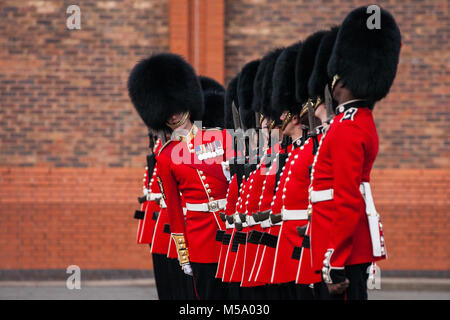 Windsor, Royaume-Uni. 21 Février, 2018. Un préposé inspecte le 1er Bataillon Coldstream Guards dans le cadre de l'Inspection générale majeure dans la préparation de la parade la couleur à l'anniversaire de la Reine le 9 juin Parade. Les soldats sont testés sur des connaissances militaires, l'histoire, les valeurs et les normes et leurs uniformes, de présentation et d'exercice sont minutieusement examinée. Credit : Mark Kerrison/Alamy Live News Banque D'Images