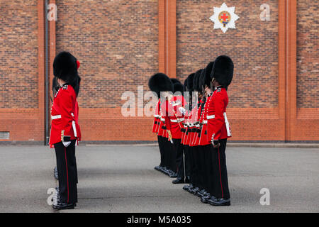 Windsor, Royaume-Uni. 21 Février, 2018. Un préposé inspecte le 1er Bataillon Coldstream Guards dans le cadre de l'Inspection générale majeure dans la préparation de la parade la couleur à l'anniversaire de la Reine le 9 juin Parade. Les soldats sont testés sur des connaissances militaires, l'histoire, les valeurs et les normes et leurs uniformes, de présentation et d'exercice sont minutieusement examinée. Credit : Mark Kerrison/Alamy Live News Banque D'Images