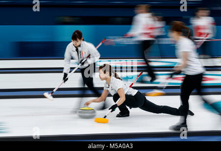 Gangneung, Corée du Sud. Feb 21, 2018. L'équipe japonaise déplacer une pierre en bas de la voie pendant les dames Curing round robin à la session d'hiver 2018 de PyeongChang Jeux olympiques de curling Gangneung le mercredi 21 février, 2018. Crédit : Paul Kitagaki Jr./ZUMA/Alamy Fil Live News Banque D'Images