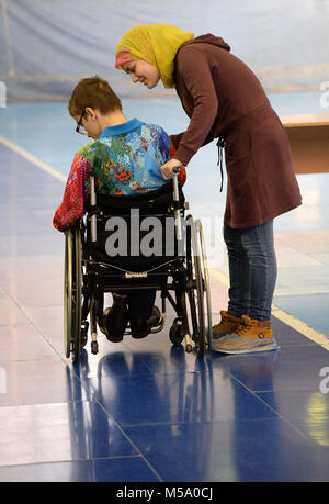 21 février, 2018 - Saint-Pétersbourg, Russie - Russie, Saint-Pétersbourg, le 21 février 2017. Le championnat de Saint-Pétersbourg sur un jeu de balle sur boccia (exactitude) chez les personnes avec la défaite de l'appareil musculo-squelettique. Les demandes des joueurs de Boccia de précision, la concentration et la concentration. Le nom d'un jeu qui est venu d'Italie vient du mot latin bottia - ''ball''. Le boccia est un sport de compétition et divertissantes et. Les concours sont organisés à différents niveaux - local, régional à l'intérieur du pays, national et international. (Crédit Image : © Andreï Pronin via Zuma sur le fil) Banque D'Images