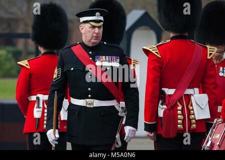 Windsor, Royaume-Uni. 21 Février, 2018. Le sergent-major de garnison WO1 Andrew Stokes effectue une inspection annuelle du 1er Bataillon Coldstream Guards, choisie pour ses troupes de couleur pour l'anniversaire de la Reine le 9 juin Parade. Les soldats sont testés sur des connaissances militaires, l'histoire, les valeurs et les normes et leurs uniformes, de présentation et d'exercice sont minutieusement examinée. Credit : Mark Kerrison/Alamy Live News Banque D'Images