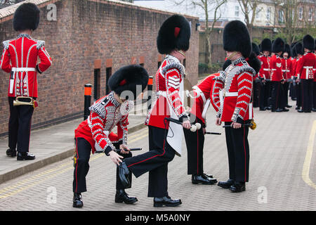 Windsor, Royaume-Uni. 21 Février, 2018. Les membres du Drum Corps Coldstream Guards se préparer à assister à l'Inspection du général major du 1er Bataillon Coldstream Guards, choisie pour ses troupes de couleur pour l'anniversaire de la Reine le 9 juin Parade. Les soldats sont testés sur des connaissances militaires, l'histoire, les valeurs et les normes et leurs uniformes, de présentation et d'exercice sont minutieusement examinée. Credit : Mark Kerrison/Alamy Live News Banque D'Images