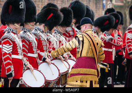 Windsor, Royaume-Uni. 21 Février, 2018. Tambour Major Liam Rowley inspecte les membres du Drum Corps Coldstream Guards avant l'inspection général du 1er Bataillon Coldstream Guards en préparation de la parade la couleur à l'anniversaire de la Reine le 9 juin Parade. Les soldats sont testés sur des connaissances militaires, l'histoire, les valeurs et les normes et leurs uniformes, de présentation et d'exercice sont minutieusement examinée. Credit : Mark Kerrison/Alamy Live News Banque D'Images