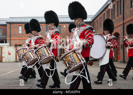 Windsor, Royaume-Uni. 21 Février, 2018. Les Tambours de la Coldstream Guards arrive pour assister à l'inspection du 1er Bataillon Coldstream Guards pour l'anniversaire de la Reine de la Parade de l'armée des juges les plus sévères : le sergent-major de la garnison, le maître tailleur, le Major de brigade, et le général commandant la division, le général ménage Ben Bathurst. Les soldats sont testés sur des connaissances militaires, l'histoire, les valeurs et les normes et leurs uniformes, de présentation et d'exercice sont minutieusement examinée. Credit : Mark Kerrison/Alamy Live News Banque D'Images