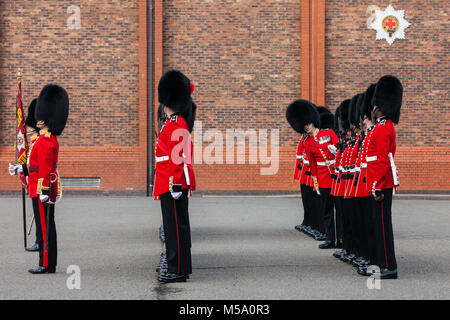 Windsor, Royaume-Uni. 21 Février, 2018. Un préposé inspecte le 1er Bataillon Coldstream Guards dans le cadre de l'Inspection générale majeure dans la préparation de la parade la couleur à l'anniversaire de la Reine le 9 juin Parade. Les soldats sont testés sur des connaissances militaires, l'histoire, les valeurs et les normes et leurs uniformes, de présentation et d'exercice sont minutieusement examinée. Credit : Mark Kerrison/Alamy Live News Banque D'Images