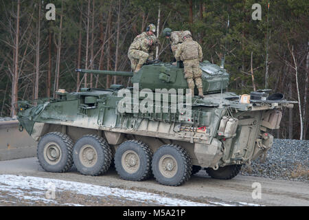 20 février 2018, l'Allemagne, Grafenwoehr : Des soldats de l'armée américaine se tenir sur le réservoir de nouveau avec un 30mm Stryker Cannon sur la zone d'entraînement militaire au cours d'une présentation. Photo : Armin Weigel/dpa Banque D'Images