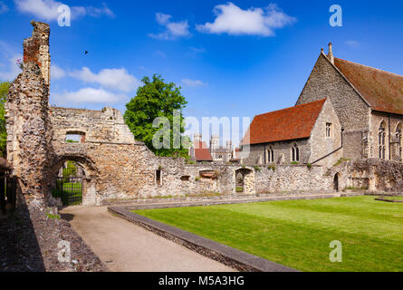 Ruines de St Augustine's Abbey, le plus ancien monastère bénédictin à Canterbury, Kent le Sud de l'Angleterre, Royaume-Uni, avec chapelle du collège en arrière-plan. UNESCO World Banque D'Images