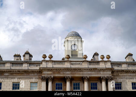 Réveil à l'aile est de Somerset House, The Strand, London. Ciel bleu avec des nuages. Copie espace, paysage. Banque D'Images