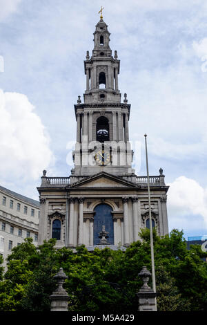 L'église St Mary Le Strand au Strand, London. Tour de l'église historique avec de vieux arbres et de l'horloge en bas. Le mode portrait. Banque D'Images