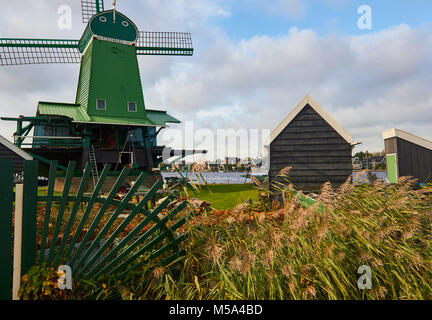 De Gekroonde Poelenburg une paltrok ou post mill Zaanse Schans, un village près de Zaandijk dans la municipalité de Zaanstad, Hollande du Nord, Pays-Bas. Banque D'Images