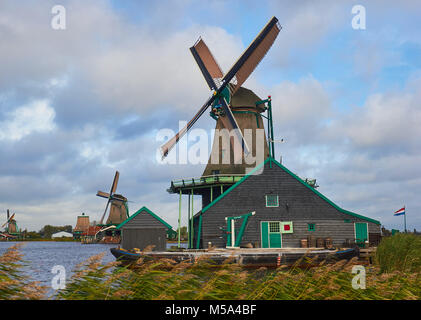 De Kat, une usine de couleur qui combine la puissance du vent pour moudre une variété de colorants et pigments naturels, Zaanse Schans, Hollande du Nord, Pays-Bas Banque D'Images