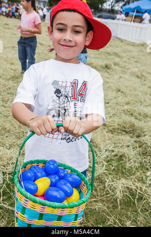 Miami Florida,Hialeah,Milander Park,Easter Egg stravaganza,Fair,communauté hispanique vacances,festive,tradition,chasse aux oeufs en plastique,garçons,enfants enfants de sexe masculin c Banque D'Images