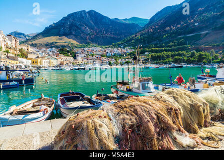 Avis de Castellammare del Golfo avec son port de plaisance avec des bateaux de pêche et des yachts en été en Sicile, Italie Banque D'Images