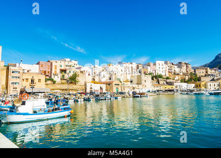 Avis de Castellammare del Golfo avec son port de plaisance avec des bateaux de pêche et des yachts en été en Sicile, Italie Banque D'Images